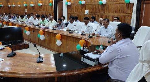 निर्माण कार्याे को समय से पूर्ण कराये कार्यदायी संस्था: जिलाधिकारी