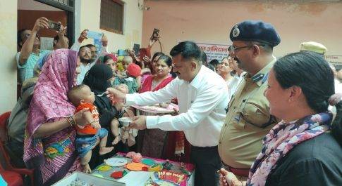 सम्पूर्ण समाधान दिवस पर लगाये गये स्टालों का डीएम व एसएसपी ने किया निरीक्षण 05-05 गर्भवती महिलाओं की गोद भराई व बच्चों का कराया गया अन्नप्रासन