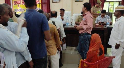 सम्पूर्ण समाधान दिवस में महिला दिव्यांग को सम्मान के साथ मिला न्याय कुर्सी पर बैठा कर डीएम ने सुनी फरियाद, तत्काल हस्तगत कराया राशनकार्ड