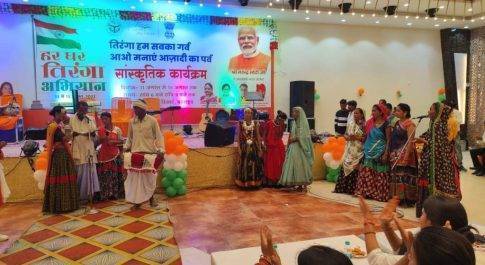 थारू स्त्री पुरूषों ने राम-सीता विवाह गीत की प्रस्तुति से बांधा समा  जिले की महिला अधिकारियों ने भी थारू महिलाओं का दिया साथ  थारू गीत व नृत्य की गवाह बना हरियाली रिसोर्ट