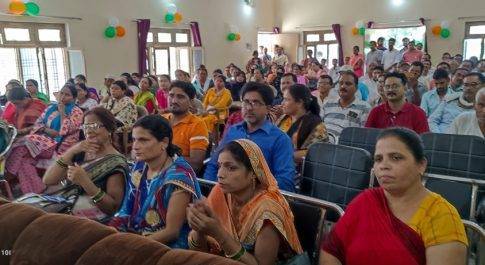 मतदाताओं के आधार नम्बर एकत्रीकरण कार्यक्रम का डीएम ने किया शुभारम्भ