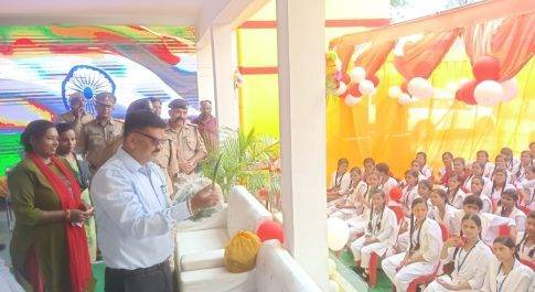 विद्यालय के रसोई की शोभा बढ़ायेगी डीएम आवास पर उगाई गई भिंडी