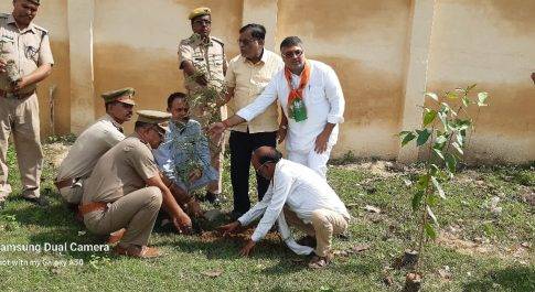 होमगार्ड विभाग द्वारा आयोजित हुआ महराज सिंह इण्टर कालेज में वृक्षारोपण कार्यक्रम