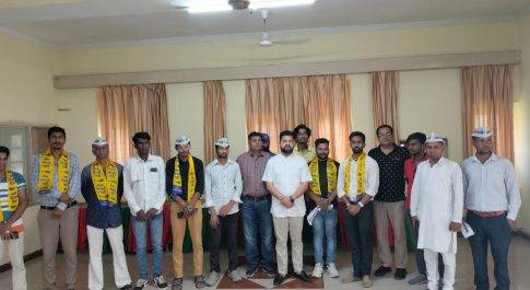 आम आदमी पार्टी की विचारधारा से प्रभावित कांग्रेस बीजेपी छोड़ कई कार्यकर्ताओं ने आम आदमी पार्टी की सदस्यता ग्रहण की