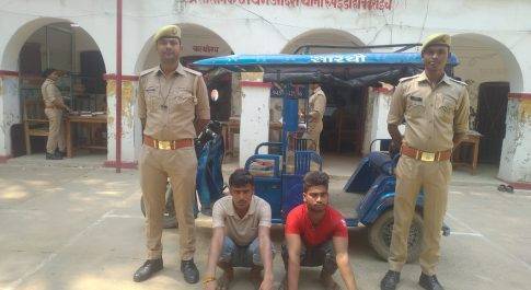 चोरी किये गये बैट्री रिक्शा के साथ 2 शातिर चोर जनता व पुलिस के सहयोग से गिरफ्तार