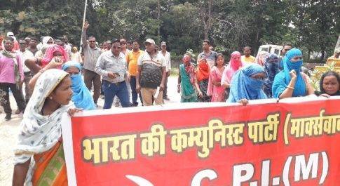 बढ़ते अपराध,चोरी को रोकने तथा भारी वाहनों की आवाजाही पर रोक लगाने की मांग : माकपा ने किया बांकी थाने पर प्रदर्शन