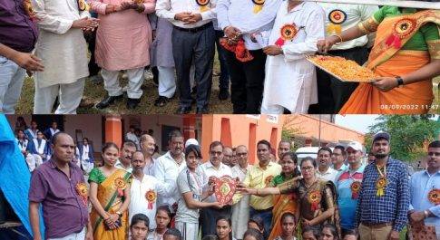 महात्मा गांधी इं का. में हुई वाॅलीबाल प्रतियोगिता विजेता टीम को शील्ड प्रदान किया गया 