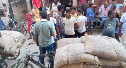 पुलिस जांच करने ले गयी रूपईडीहा के उचित दर विक्रेता कंधई लाल का खाद्यान्न