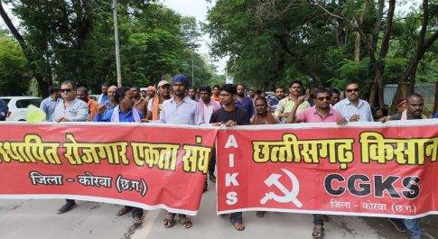 भूविस्थापितों के लिए रोजगार और पुनर्वास की मांग : किसान सभा ने कलेक्टर को सौंपा ज्ञापन, दी आंदोलन की चेतावनी