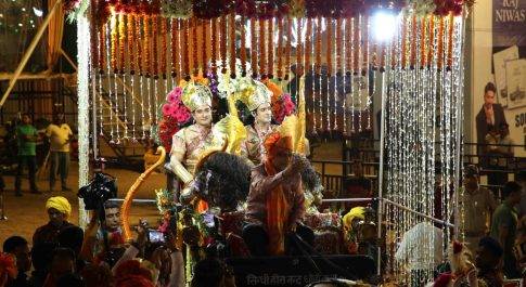 लव कुश की राम बारात में हजारों भक्तो ने पुष्प वर्षा की