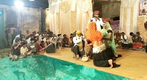 बनेडिया मे बगड़ावत कलाकार द्वारा रंगीन प्रस्तुतियां दी