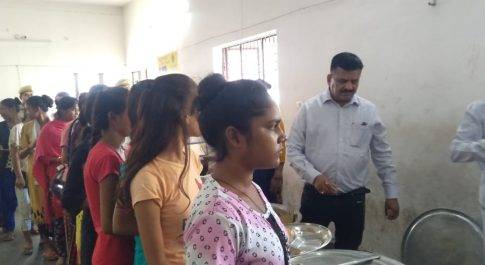 आश्रम पद्धति विद्यालय की छात्राओं को जिलाधिकारी ने परोसा भोजन