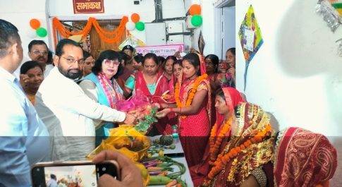 पंडित दीन दयाल उपाध्याय के चित्र पर माल्यार्पण कर तथा दीप प्रज्ज्वलित कर विभागीय स्टालों का उद्घाटन किया