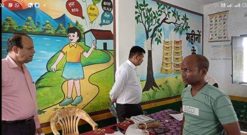 बूथों का निरीक्षण कर डीएम ने आधार एकत्रीकरण अभियान का लिया जायज़ा  विद्यालय भवन की हरियाली व साफ-सफाई देखकर गदगद हुए डीएम