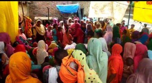 बंदरों को भगाते समय एक व्यक्ति पेड़ से गिरा, अस्पताल ले जाते समय रास्ते में ही मौत कि खबर मिलते ही गांव में मचा कोहराम