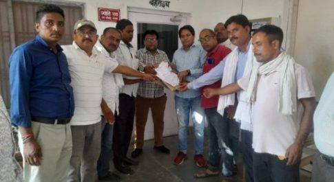 माननीय प्रधानमंत्री और मुख्यमंत्री को वादा याद दिलाने हेतु शिक्षामित्रों ने सौंपा ज्ञापन