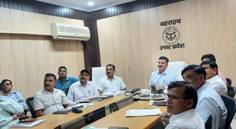 पराली प्रबन्धन में नवाचार के लिए मुख्य सचिव ने डीएम बहराइच की थप-थपाई पीठ  नैपियर घास के पद चिन्हों पर पराली प्रबन्धन ने बढ़ाये कदम