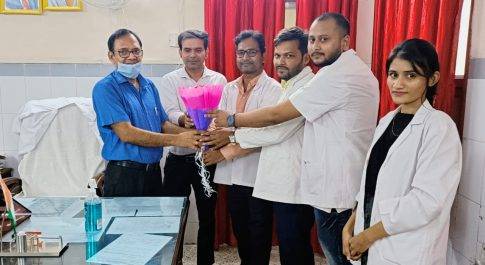 दर्द में कारगर साबित हो रही फिजियोथेरेपी: डॉ. रियाज़ुल हक  पुष्पगुच्छ भेट कर मनाया ‘वर्ल्ड फिजियोथेरेपी डे’