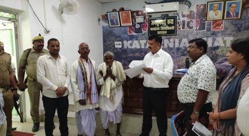 सत्यापन में मृत बुज़ुर्ग को डीएम ने पुनः दिलाई पेंशन  डीएम के जनता दर्शन में सत्यनरायन को मिला न्याय  बुज़ुर्ग के प्रार्थना-पत्र का मिनटों में हुआ निस्तारण  पेंशन के साथ बुज़ुर्ग को मिली कम्बल व अंगवस्त्र की सौगात