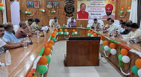 दुर्गा पूजा समिति के पदाधिकारियों के साथ डीएम व एसपी ने की बैठक