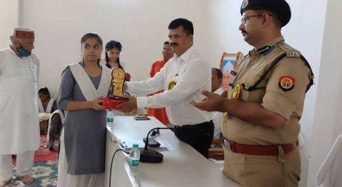 शिक्षक दिवस पर सरस्वती विद्या मंदिर इंटर कॉलेज में आयोजित हुआ कार्यक्रम  कार्यक्रम में सम्मानित किये गये मेधावी छात्र-छात्राएं
