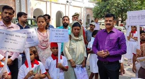 बाहें फैलाकर डीएम ने किया मूक बधिर बच्चों का स्वागत  माला पहनाया तथा स्टेशनरी भेंट कर बढ़ाया हौंसला