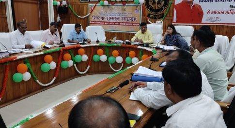 टीकाकरण अभियान को प्रभावी ढंग से संचालित कर सभी लक्षित वर्ग को आच्छादित करेंः डीएम