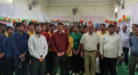 डीएम डॉ. दिनेश चन्द्र केे नेतृत्व में छात्र-छात्राओं ने चित्र प्रदर्शनी का किया अवलोकन