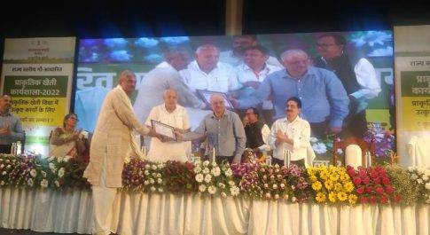 गौ-आधारित प्राकृतिक खेती करने वाले किसान को मिला राज्य स्तरीय सम्मान डीएम डॉ. दिनेश चन्द्र का प्रयास लाया रंग