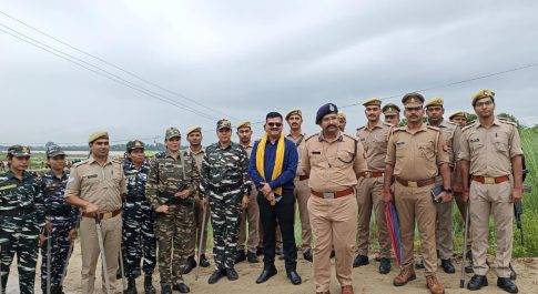 डीएम व एसपी क्षेत्र में रहे भ्रमणशील, विसर्जन स्थलों का लेते रहे जायज़ा