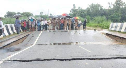 डीएम व एसपी ने किया क्षतिग्रस्त पुल का निरीक्षण