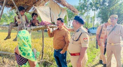 फसल क्षति का जायज़ा लेने खेतों के बीच पहुॅचे डीएम व एसपी