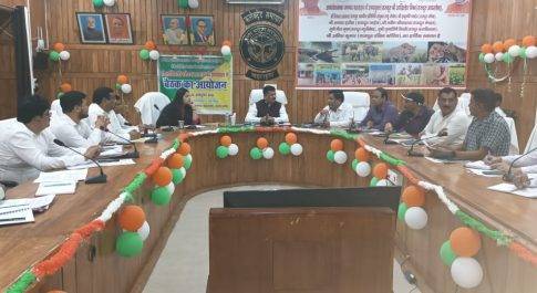 पराली जलाना दण्डनीय अपराध, फसल अवशेष का बेहतर प्रबन्धन करें किसान: डीएम  पराली व फसल अवशेष खेतों में न जलाये किसान
