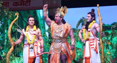 लव कुश लीला के मंच पर राम सुग्रीव की मित्रता का मंचन