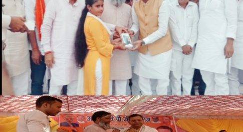 आलमाईटी पीजी कालेज मे वित्त राज्य मंत्री के हाथों स्मार्टफोन पाकर गदगद हुए छात्र