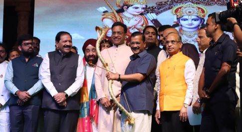 लव-कुश रामलीला में मुख्यमंत्री अरविंद केजरीवाल व अभिनेता प्रभास ने किया पुतला दहन