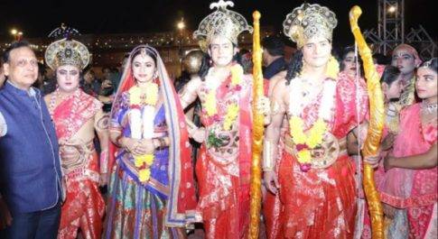 लव-कुश रामलीला- भरत मिलाप के मंचन में गुरु वशिष्ठ बने दिल्ली भाजपा के अध्यक्ष आदेश गुप्ता 