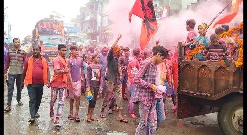 भारत नेपाल सीमावर्ती क्षेत्र रुपईडीहा से बरसते पानी मे विसर्जन के लिए बिदा हुईं दुर्गा प्रतिमाएं