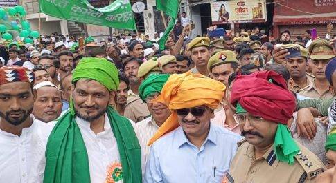 सीरत कमेटी ने साफा बांधकर डीएम व एसपी का किया स्वागत