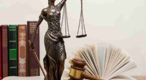 न्यायपालिका के अपशकुनी बोल : वैसे ही चलना दूभर था अंधियारे में. इनने और घुमाव ला दिया गलियारे में