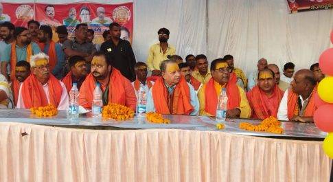 अस्ताचलगामी सूर्य को अर्घ्य देकर की पूजा अर्चना