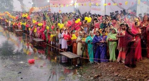 उगते सूर्य को अर्घ्य देने व्रती महिलाओं का उमड़ा जनसैलाब