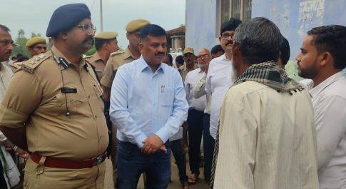 ग्राम भग्गड़वा पहुॅच शोकाकुल परिवार से मिले डीएम व एसपी  दुखःद घटना पर जताया शोक, परिजनों को बंधाया ढाढस