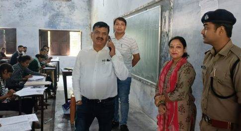 जिलाधिकारी ने दो परीक्षा केन्द्रों का किया निरीक्षण  संचालित पीईटी परीक्षा की प्रथम पाली व्यवस्थाओं का लिया जायज़ा