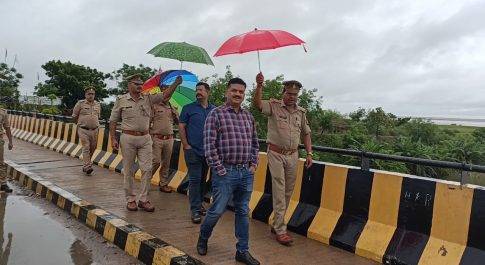 भारी बारिश के बीच तहसील महसी क्षेत्र में भ्रमणशील रहे डीएम व एसपी विसर्जन स्थलों का लिया जायज़ा, नदियों की टटोली नब्ज़