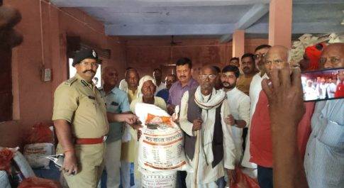 बरूआ बेहड़ के बाढ़ पीड़ितों को डीएम व एसपी ने किया राशन किट का वितरण