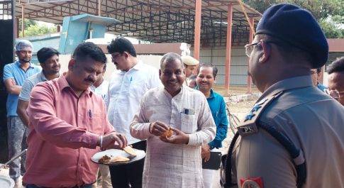 विधायक नानपारा, डीएम व एसपी ने भोजन व्यवस्था का लिया जायज़ा