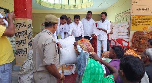 विधायक बलहा व नानपारा ने किया बाढ़ पीड़ितों को राशन किट का वितरण