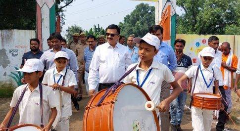 डीएम डॉ. दिनेश चन्द्र ने किया ‘‘मेरा विद्यालय स्वच्छ विद्यालय अभियान’’ का किया शुभारम्भ  खुद के गोद लिए कम्पोज़िट विद्यालय शरदपारा पहुॅचे डीएम