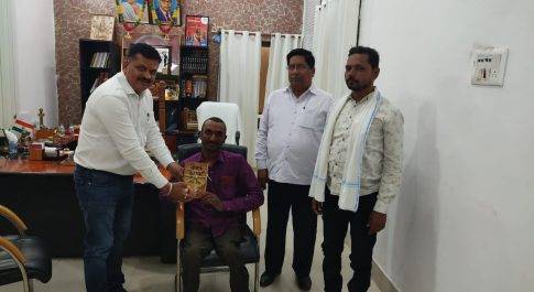 डीएम द्वारा लिखित पुस्तक काल प्रेरणा प्राप्त करने के लिए मिथिलेश पहुंचे कलेक्ट्रेट